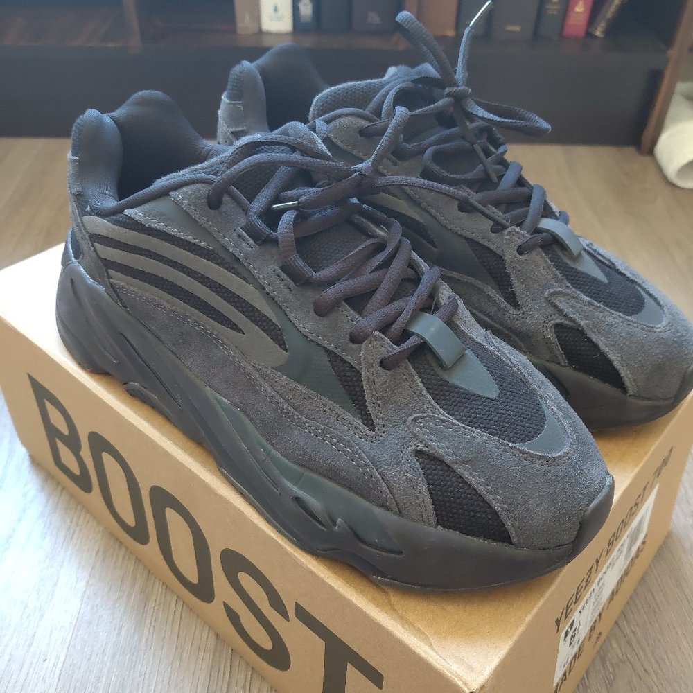 YEEZY V2 VANTA Size 8 mens